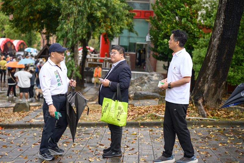 清明連續假期,確定代表民進黨參選嘉義縣長的立委蔡易餘(中),跟著幕僚與民雄鄉長參選人陳琮貽(右)在民雄23號公墓等待拜訪民眾。(攝影/黃世澤)