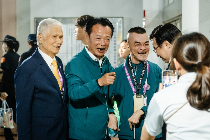 嘉義縣縣長翁章梁(左2)執政期間民意支持度高,任期屆滿後,林派已傳出勸進聲,希望蔡易餘當選縣長後,可以填補海線立委空缺。(攝影/馬雨辰)