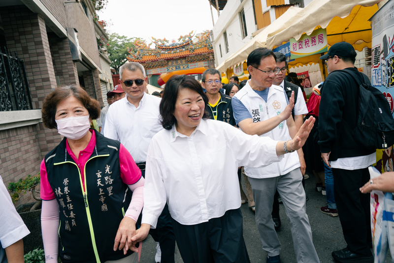 嘉義市在2026年底地方大選中是藍白合示範區,確定由民眾黨前立委張啟楷(右)參選市長。圖為4月的2026嘉義市鞦韆節活動,張啟楷緊跟現任市長黃敏惠(中)與民眾互動。(攝影/馬雨辰)