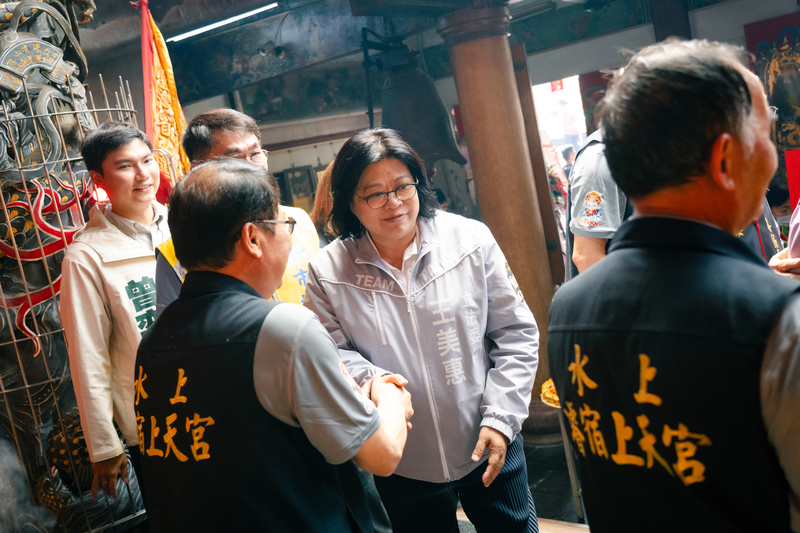 現任嘉義市立委王美惠確定被提名參選年底嘉義市長選舉,以勤跑基層著稱的她,經常出席地方各式活動。圖為王美惠參加4月的2026嘉義市鞦韆節。(攝影/馬雨辰)