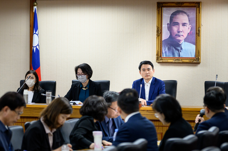 立法院國防外交委員會朝野協商,擔任召委的立委陳冠廷(後排右)主持。陳冠廷始終與林派維持距離,並在國防外交上展現專業,但也因此被地方人士詬病。(攝影/黃世澤)
