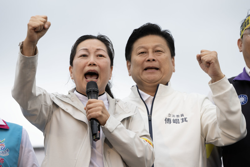 傅崐萁夫婦建立的人脈已深入花蓮各地,講究排場的他們不只紅白包出手闊綽,縣府更年年提高宗教禮俗預算,今年甚至成長至1.8億元。圖為2025年4月,傅崐萁與徐榛蔚於國民黨凱道活動向群眾高喊口號。(攝影/楊子磊/資料照片)