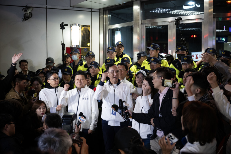從被國民黨開除黨籍的「花蓮王」到連任黨團總召3會期,為傅崐萁開啟大門的正是前國民黨主席朱立倫(前排白衣右2)。藍營資深國會助理直言,藍委對傅崐萁「又愛又恨」,雖爭議多,但卻能「促成內部團結」。(攝影/楊子磊/資料照片)