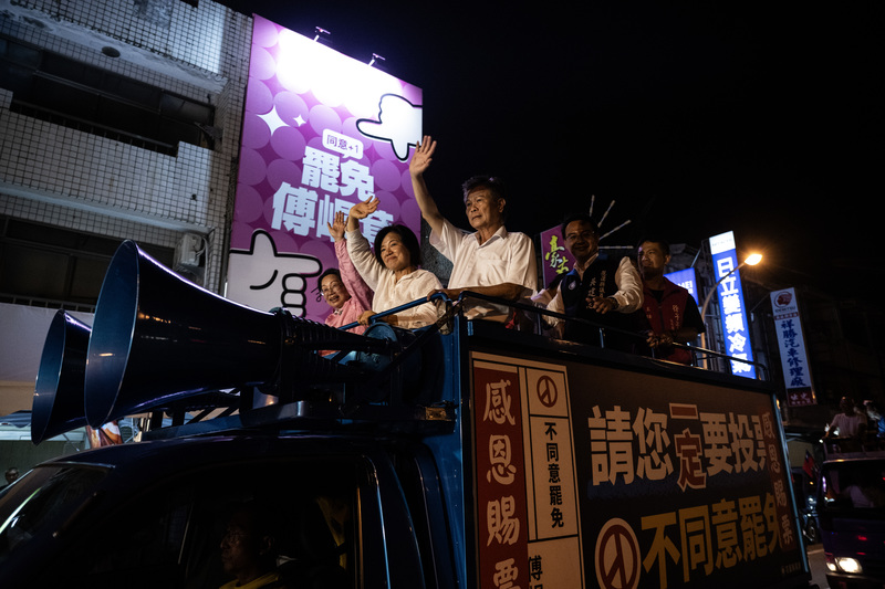 2025年7月26日,大罷免投開票當日晚間,傅崐萁謝票車隊行經罷免傅崐萁總部,如今「傅家王朝」屬意的接班人游淑貞(左2)也與徐榛蔚(左1)、國民黨花蓮縣黨部主委盧新榮(右1)站在宣傳車上。(攝影/楊子磊/資料照片)