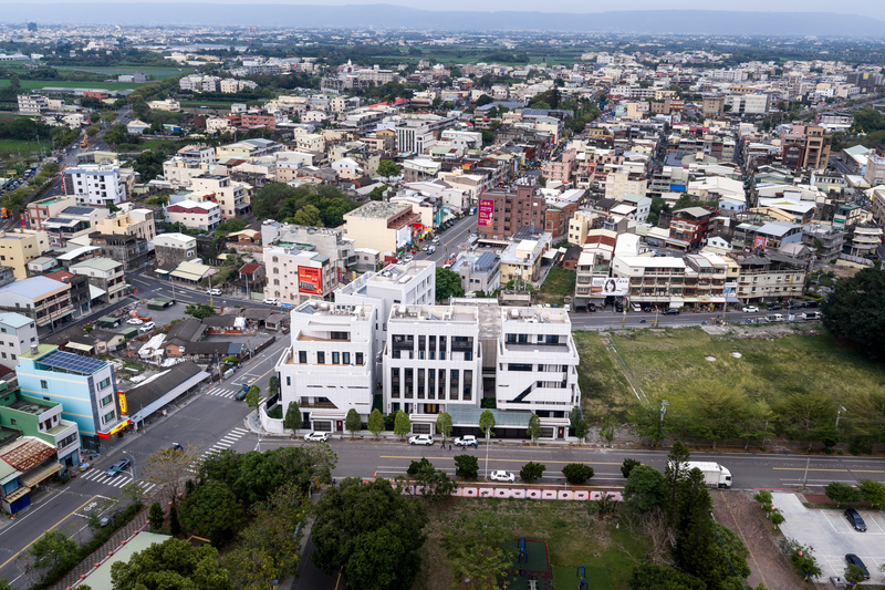 謝家近年興建完工的4連棟私宅,裡頭住著家族成員們,其後方則是謝衣鳯和謝典霖的服務處。(攝影/黃世澤)