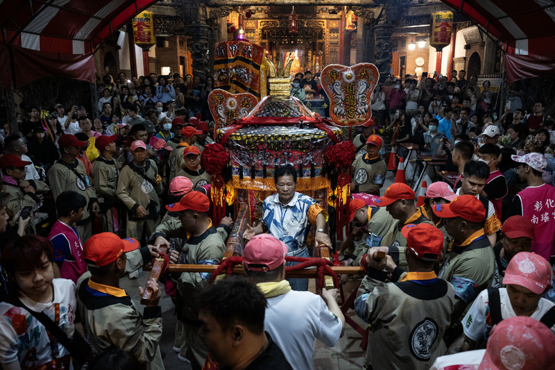 今年度大甲媽祖遶境隊伍創下去程的「史上最久」紀錄,自台中市出發後延誤逾7小時,凌晨4點才抵達彰化市南瑤宮。而在路過彰化市民生路地下道時,隊伍曾爆發2次搶轎衝突。(攝影/楊子磊)