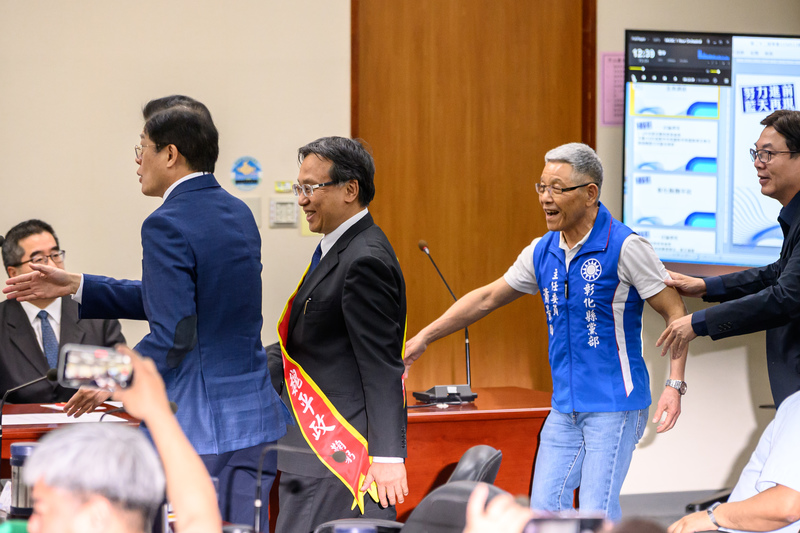 魏平政(左2)獲得國民黨徵召為彰化縣長參選人,蕭景田(右2)雖取代謝衣鳯擔任國民黨彰化縣黨部主委,但長期和謝家保持友善。(攝影/黃世澤)