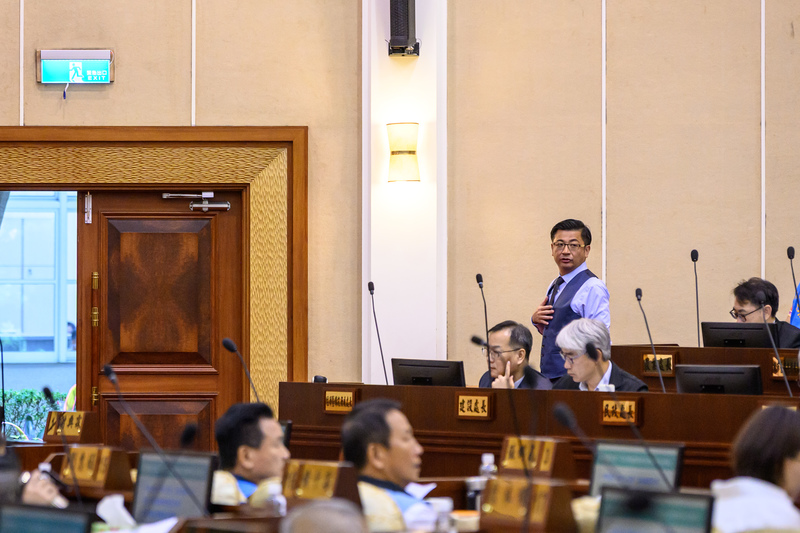 彰化縣議會議長謝典霖過去以隨時穿著「籃球衣」的親民形象聞名,近年他主辦縣政論壇、培育青年從政,還帶領跨黨派議員前往澳洲考察,開始以西裝筆挺的新形象示人。(攝影/黃世澤)