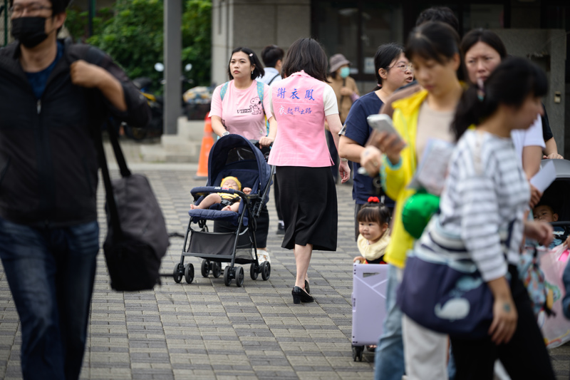 在外界眼中,這場姊弟之爭的「形象牌」謝衣鳯輸給了「實力派」謝典霖。圖為4月3日謝衣鳯於鹿港鎮兒童節派對開幕活動後隻身離去。(攝影/黃世澤)
