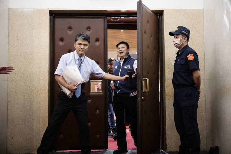 卸任縣長、轉戰立委後,傅崐萁積極運用人脈與資源走向全國,成為國民黨團總召,並在「朝小野大」的全國政局中扮演關鍵角色。圖為2024年5月,在國民黨與民眾黨主導下,立院通過《立法院職權行使法》與《刑法》部分條文修正案;會議結束後,傅崐萁步出議場。(攝影/楊子磊/資料照片)