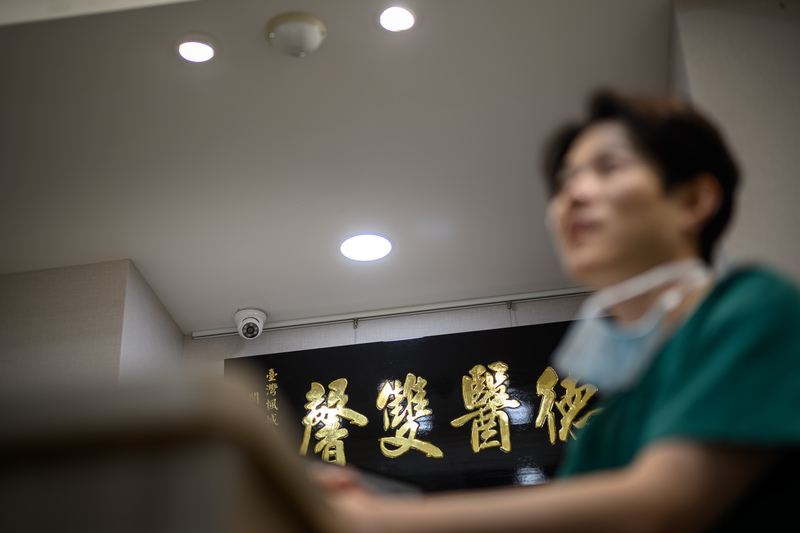 醫美密錄事件引發社會關注，也讓醫療場所錄影規範浮上檯面，當錄影成為防範糾紛的工具，影像如何兼顧隱私保障，並從自保手段轉化為醫病雙方的溝通基礎，是制度上面臨的考驗。圖為診所於診間安裝的監視器。（攝影／黃世澤）