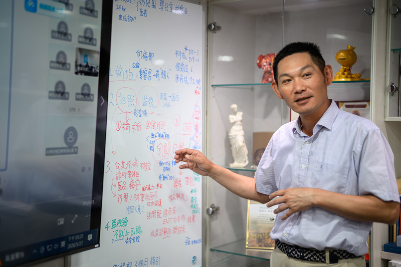 台灣微整形美容醫學會理事長陳俊光指著白板文字，說明醫界對診間安裝監視器的實務現況與爭議。（攝影／黃世澤）