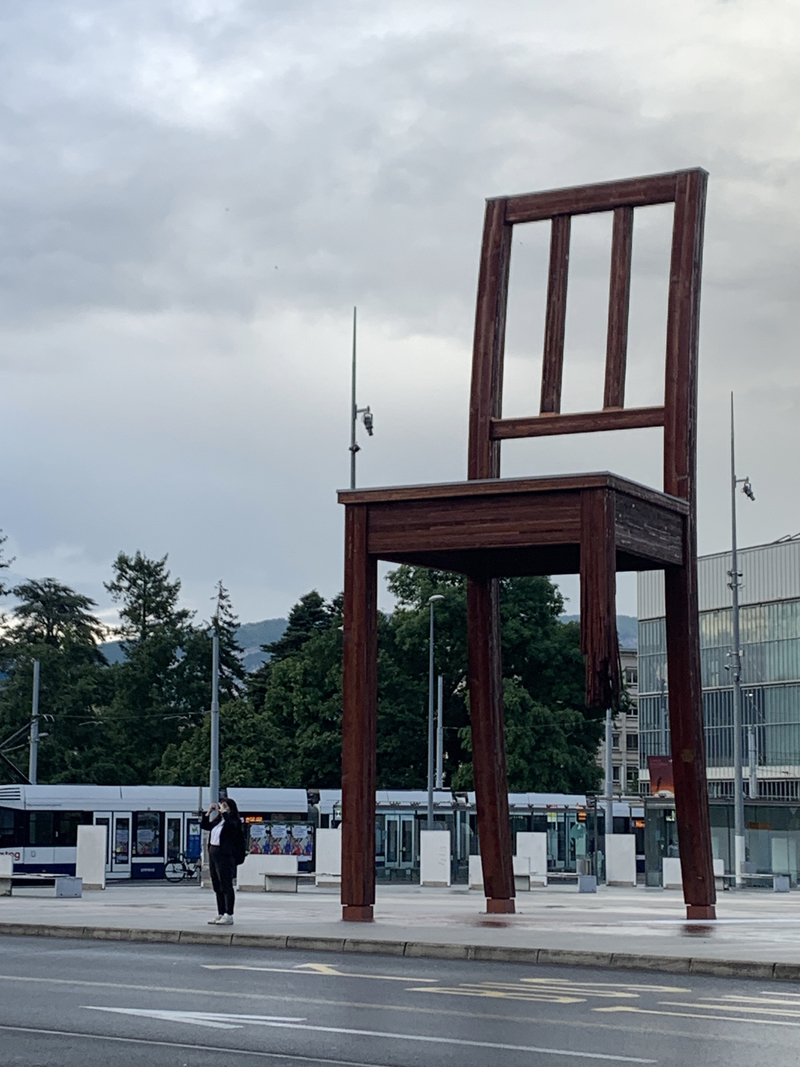 在日內瓦萬國宮前的「三腳椅」（Broken Chair），原為紀念地雷受害者而立。但站在它面前，我忍不住想：我們能否讓世界覺得，缺少台灣的全球衛生，也像一張少了一隻腳的椅子？（攝影／劉汗曦）