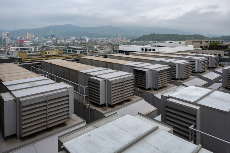 台北內湖的一座資料中心頂樓。由於大型資料中心多集中於北部與都會區，北部電網壅塞問題日益明顯，政府也開始嘗試將大型新增用電需求納入管理。（攝影／謝佩穎）