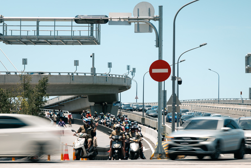 淡江大橋機車道僅為單一車道,公路局雖不建議超車,但車流量多時騎士會自動分成兩排行駛、停等。圖為淡水端機車道。(攝影/鄭宇辰)