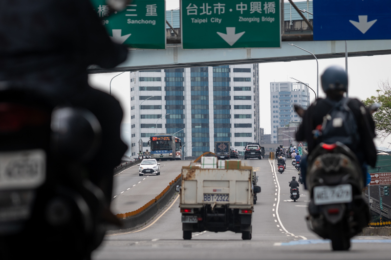 重新橋拆除新莊往三重方向上橋處約250公尺長的實體分隔島後,《報導者》計算該路段傷亡事故相較之前減少7成。(攝影/謝佩穎)
