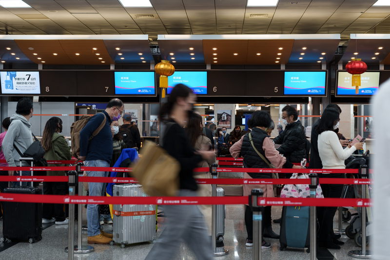 2023年2月,疫情漸漸解封,松山機場排有許多旅客準備辦理登機。(攝影/黃世澤)