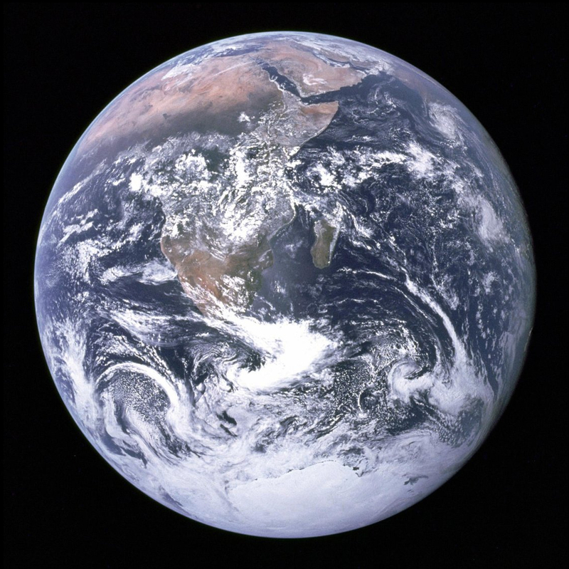 1972年12月7日,阿波羅17號太空人在飛往月球的軌道上,記錄下整顆沐浴在陽光下的地球全景,此幅經典影像被稱為「藍色彈珠」。(照片提供/NASA)
