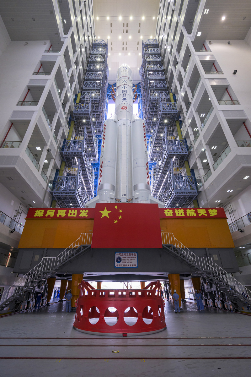 2024年4月27日,中國海南省文昌航天發射場中,探月探測器「嫦娥六號」與「長征五號」遙八運載火箭組合體正進行垂直轉運,準備移往發射區。(攝影/VCG/Getty Images)