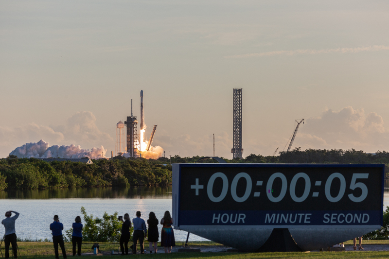 2025年9月25日,SpaceX公司的獵鷹九號火箭於美國甘迺迪太空中心發射升空。(攝影/Manuel Mazzanti/NurPhoto via AFP)
