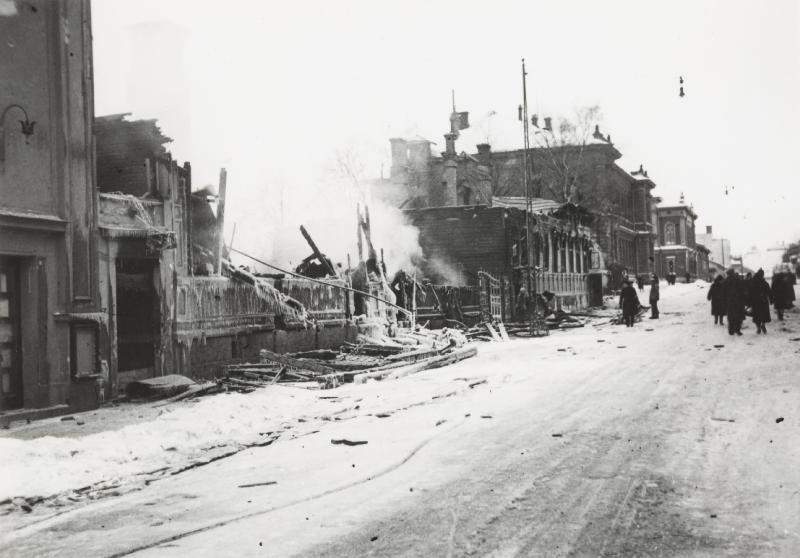 1939年爆發的「冬季戰爭」,是芬蘭全民防衛意識抬頭並傳承至今的轉折時刻。圖為1940年1月29日,赫爾辛基遭到轟炸後,埃里金街(Eerikinkatu)上一棟木造建築被完全摧毀的景象。(攝影/Johan Rudolf Ponkamo/Turun kaupunginmuseo)