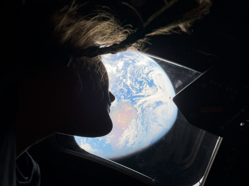美國國家航空暨太空總署(NASA)阿提米絲二號太空人科克(Christina Koch)在飛往月球途中,自獵戶座太空船主艙窗戶向外眺望,回眸凝視遙遠地球。(照片提供/NASA)