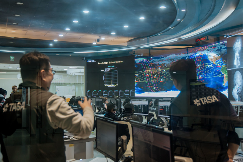 2025年11月29日凌晨,台灣首顆自製光學遙測衛星「福衛八號」發射升空,衛星操控中心(SOCC)內的工作人員緊盯監控畫面,掌握升空動態。(攝影/鄭宇辰)