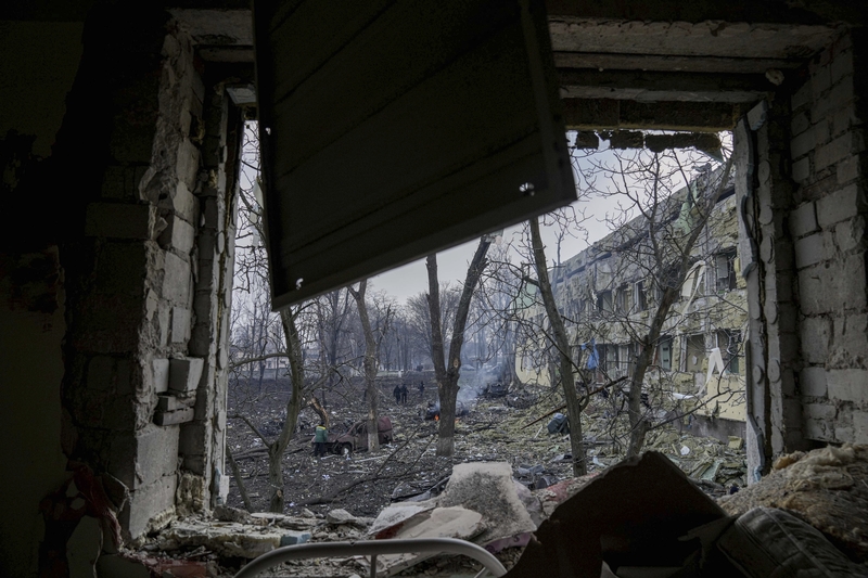 2022年3月9日星期三,烏克蘭馬里烏波爾(Mariupol)一所婦產醫院遭砲擊損毀後,瓦礫覆蓋院區庭院。(攝影/Evgeniy Maloletka/資料照片/AP Photo/達志影像)