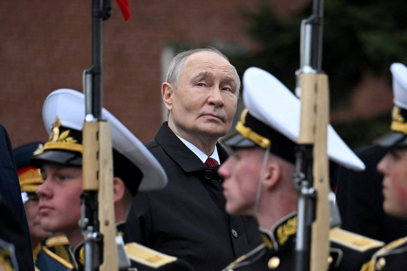 2026年5月9日，俄羅斯總統普丁（Vladimir Putin）在俄羅斯莫斯科市中心克里姆林宮城牆旁的無名烈士墓獻花。（攝影／ALEXANDER NEMENOV／REUTERS／達志影像）