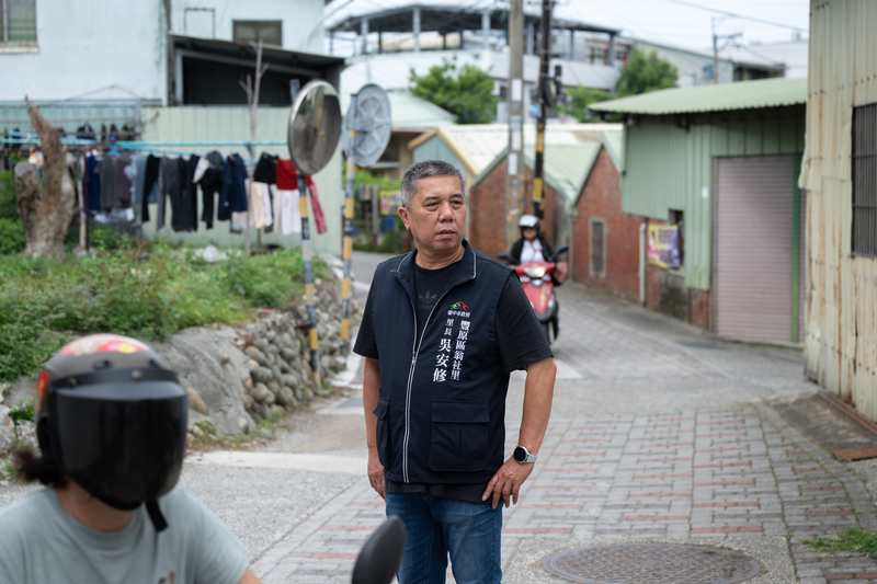 台中豐原翁社里里長吳安修表示,居民並非反對儲能,而是反對大型儲能案場設在人口稠密、住工混雜的生活圈旁。(攝影/謝佩穎)