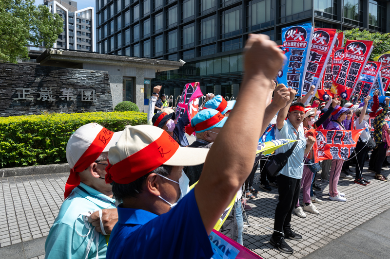 豐原反儲能自救會於2026年5月25日早上10點至經濟部能源署抗議、遞交陳情書,並於下午2點至正崴集團總部門口抗議。(攝影/謝佩穎)