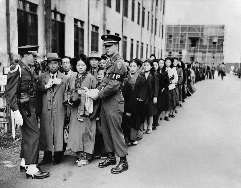 1946年，日本民眾在東京的遠東國際軍事法庭外排隊，關注大日本帝國領導人因戰爭罪行接受審判的進展。東京大審於1946年4月29日正式開庭，並於1948年11月12日宣判結束。（攝影／Stringer／AFP）