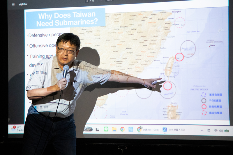 軍事作家李志德長期研究中國對台灣進行的情報滲透、灰色地帶襲擾，近期出版《海鯤破浪》一書揭露台灣的潛艦發展史。（攝影／許詩愷）