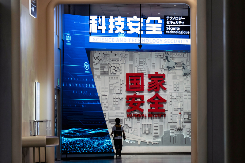 中國政府透過大量法律授權，將監管民營科技公司、軟體、數據都視為維護「國家安全」的必要工具。（攝影／Qilai Shen／Bloomberg via Getty Images）