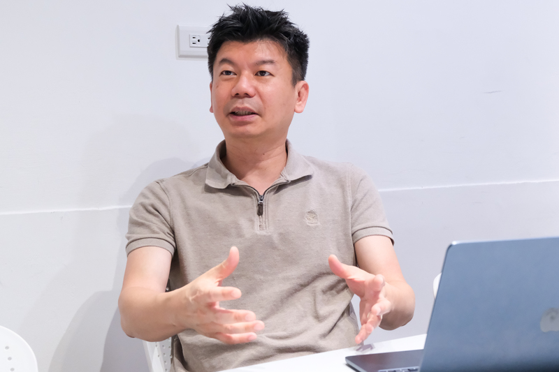 台灣數位安全發展協會理事長劉彥伯分析，高德地圖詳細且高頻率回傳使用者資料，雖是其導航精準度的來源，卻也暗藏著資安風險。（攝影／許詩愷）