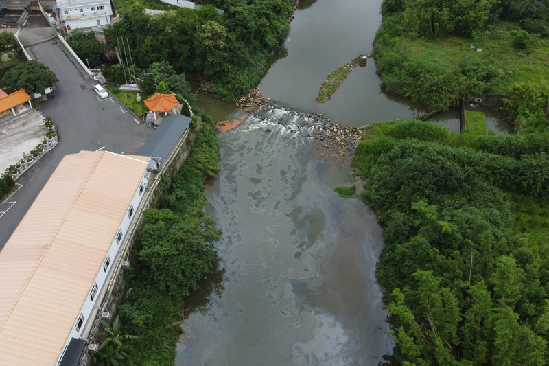 2023年6月，艾斯巴達倉儲的化學藥劑滲漏流到鳳山溪，將溪水汙染成橘紅色。汙染河段距離取水口不到100公尺，關西鎮7,500多戶家庭因此事件停水3天。（攝影／羅功奇）