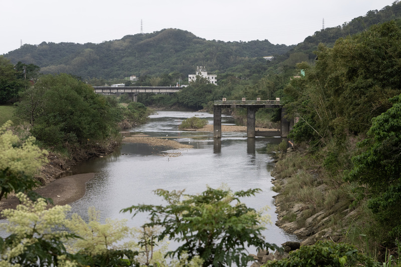 基隆河八堵抽水站每日取水量約20萬噸,占基隆及汐止地區居民8成的每日用水,由於上游有非常多可能的汙染源,早在2020年新山淨水場就有發現水質常有汙染的情況。(攝影/楊子磊)