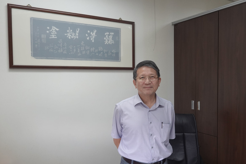 台大公共衛生學系教授王根樹表示，雖然淨水場可以透過加藥、過濾、沉澱、混凝將髒水處理到符合飲用水水質標準，但可能產生其他消毒副產品，仍需注意健康風險。（攝影／孫文臨）