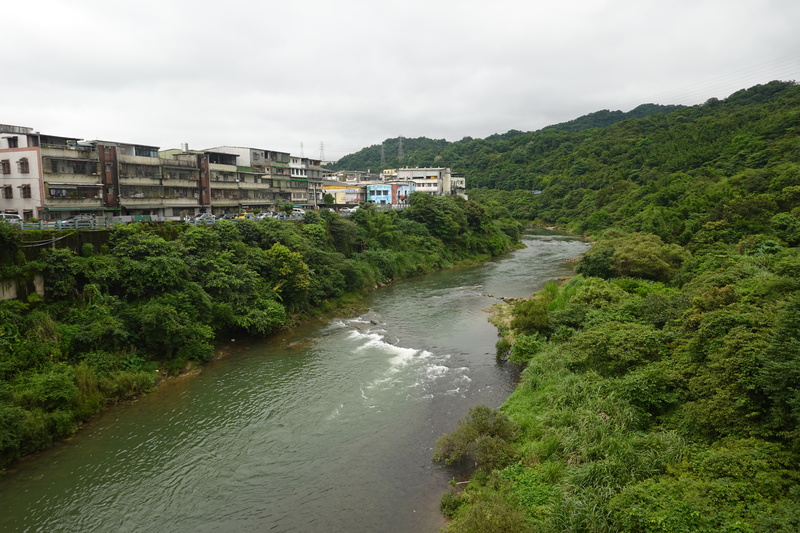 基隆河八堵取水口供應基隆與汐止地區50萬人的每日用水，但上游有許多合法及非法排放汙染的工廠、住宅。（攝影／孫文臨）
