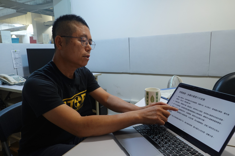 地球公民基金會董事長李根政認為，若能解決東港溪的水汙染情況，不僅能改善當地居民的生活環境，也能改善鳳山水庫的水質。（攝影／孫文臨）