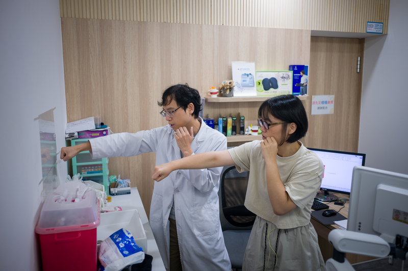 杏仁復健科診所院長林杏青（左）表示，拳擊運動需特別注意腦震盪風險，若在尚未復原前再度遭受擊打，可能導致嚴重的二次撞擊症候群。 （攝影／黃世澤）